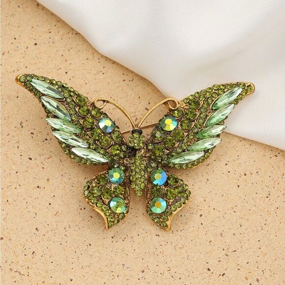 💚 Betsey Johnson stunning crystal butterfly brooch 💚 - Picture 2 of 4